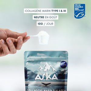 Poudre de collagène marin hydrolysé dissout dans un verre d'eau