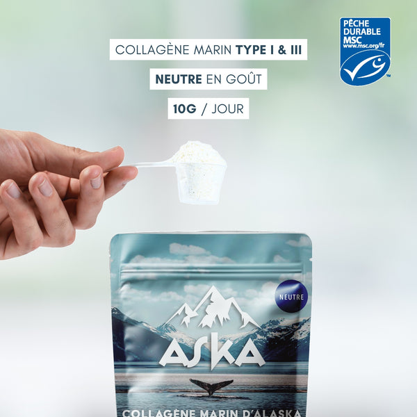 Poudre de collagène marin hydrolysé dissout dans un verre d'eau